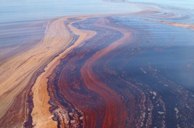 пролитая океан нефть
