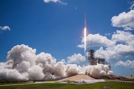 Запустила грузовой корабль Dragon к МКС SpaceX. ВИДЕО