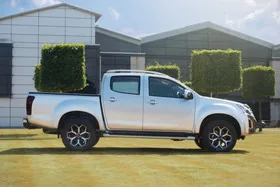 До різдвяних свят Isuzu випустила нову серію пікапів