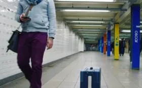 Прототип “умного” чемодана, который сам ездит за владельцем, создан. ВИДЕО