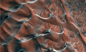 Песчаные дюны Марса посеребрила морозная седина – фотофакт