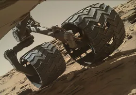 Марсианская поверхность повредила шины Curiosity – стерлись до дыр