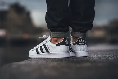 Кроссовки Adidas суперстар и другая спортивная обувь: как она стала модным трендом