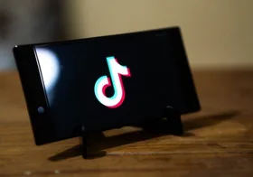 З урядом США, де компанію назвали “вовком в овечій шкурі”, TikTok прагне угоди