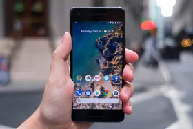 Разрабатывает бюджетный смартфон Pixel Google