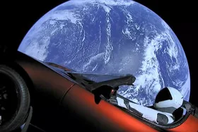 Розкладається в космосі Родстер Tesla