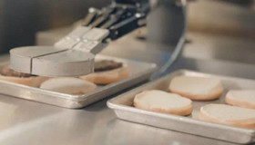 У мережі фасфудів уже за два роки бургери готуватимуть виключно роботи. ВІДЕО