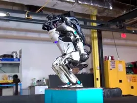 Робота Atlas инженеры Boston Dynamics научили прыгать и делать сальто. ВИДЕО