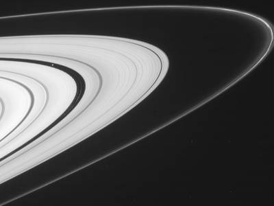 Небывало четкие фото колец Сатурна опубликовали астрономы NASA. ФОТО