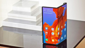 Смартфон Mate XS с гибким дисплеем представила Huawei. ВИДЕО