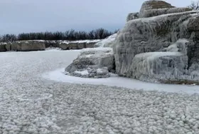 Редчайший феномен в Канаде: вода покрылась ледяными шарами. ВИДЕО