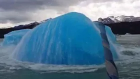 Разделение айсберга – впечатляющий момент попал на ВИДЕО