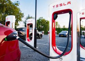 Украинцам зарядные станции для Tesla Илон Маск пообещал уже в этом году