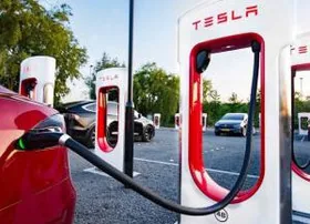 Украинцам зарядные станции для Tesla Илон Маск пообещал уже в этом году