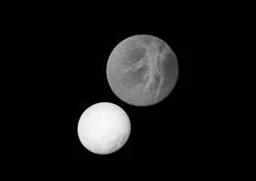 NASA показало удивительное фото четвертого спутника Сатурна – космос на ладонии