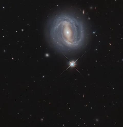 Телескоп Hubble передав чіткий знімок далекої галактики