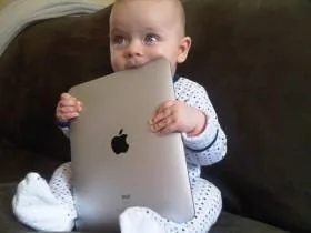 Каждому младенцу по iPad – британские ученые