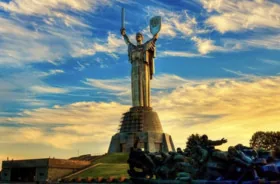 Висувний кран, який є в голові Батьківщини-Матері, допоможе демонтувати герб