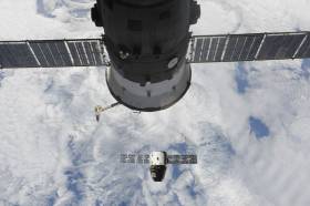 Момент отлета космического грузовика Dragon заснял космонавт с МКС
