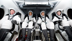 Вперше в історії вивела на орбіту цілком приватний екіпаж SpaceX. Місію зніме Netflix