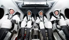 Вперше в історії вивела на орбіту цілком приватний екіпаж SpaceX. Місію зніме Netflix