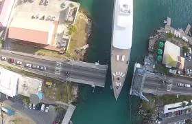 Прохождение разводного моста яхтой Стива Джобса сняли с дрона. ВИДЕО