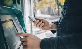Нельзя будет говорить по телефону возле банкомата