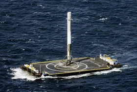 Успешно запустила ракету и посадила ступень на море SpaceX. ВИДЕО