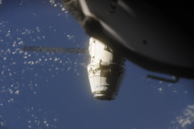 Вперше в історії корабель SpaceX перестикувався з МКС. ВІДЕО