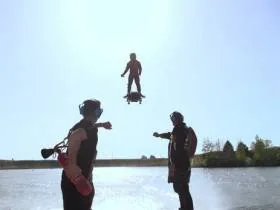 Испытал реактивную летающую доску Flyboard Air французский спортсмен. ВИДЕО
