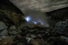Вулкан со странным синим свечением обнаружили в Индонезии. ФОТО