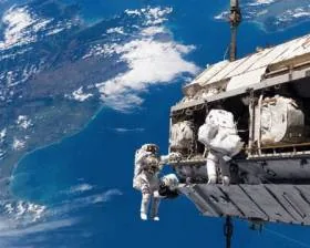 МКС астронавты ремонтируют в открытом космосе