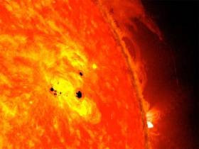 NASA на Сонці зафіксувало величезну чорну пляму