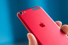 iPhone Apple впервые покрасила в красный цвет