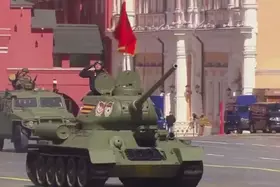 Хакери відтворили “Слава Україні”, зламавши ТБ, 9 травня в росії під час трансляції параду. ВІДЕО
