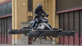 Надійшов у продаж майже за 500 000 фунтів стерлінгів перший у світі літаючий мотоцикл. ВІДЕО
