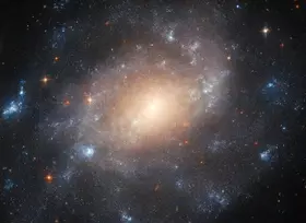 Сяюче ядро ​​історичної спіральної галактики розкриває Hubble