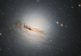 Фото увядающей галактики из созвездия Золотая Рыба показал Hubble