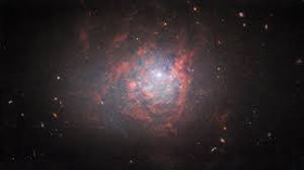 Дослідники назвали її “космічним диваком” – телескоп Hubble сфотографував карликову галактику