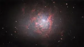 Дослідники назвали її “космічним диваком” – телескоп Hubble сфотографував карликову галактику