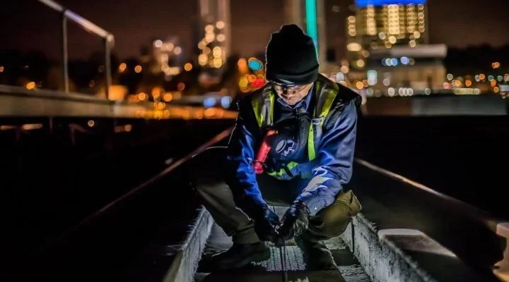 Працюєте в нічну зміну: яскраве світло може допомогти мозку не «вимикатися» посеред ночі
