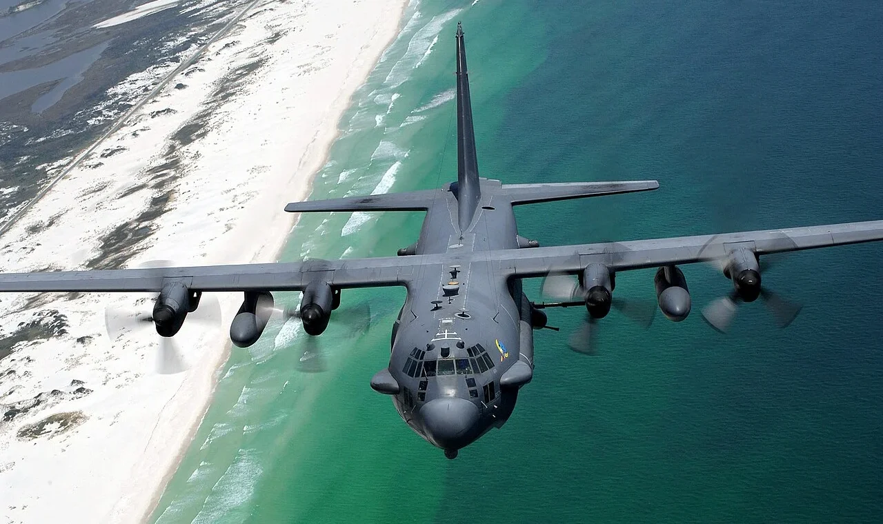 AC-130 зафіксував серію «холодних куль»: шість відео показують об’єкти приблизно чотири фути завширшки