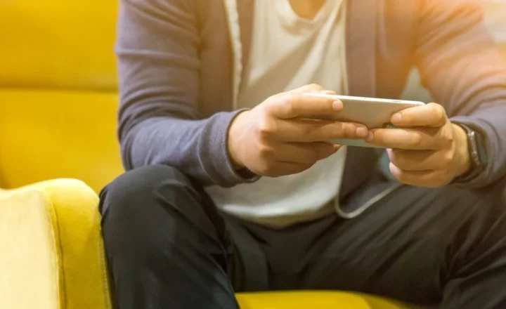 Як правильно сидіти зі смартфоном: поза «по-турецьки» виявилася найгіршою для шиї та спини