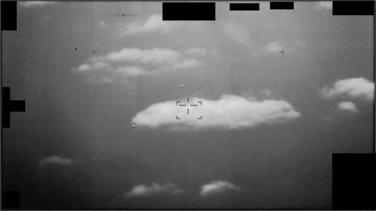 PR-010 майже восьмихвилинний UAP теж визначили як кулю — тривалий запис допоміг перевірити дрейф